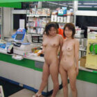 お姉さんがコンビニでナマ露出してる画像で、まったりシコシコ[31枚]