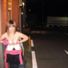 女が公衆でヘンタイ露出してる画像がたまらんエロさ[42枚]