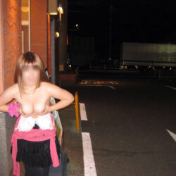 女が公衆でヘンタイ露出してる画像がたまらんエロさ[42枚]