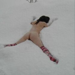 エッチ好きそうな美女が雪山とか雪国でまっぱで露出してる画像、俺氏が３回抜いたのがコチラ[26枚]