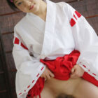 女の子が半脱ぎ着エロ和服でエロいサービスしてる画像、一見の価値あり[29枚]