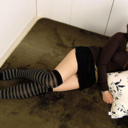 フェチ心煽る美脚の美少女がニーソでエロ脚と太ももを見せてくれる画像を眺めようジャマイカ[34枚]