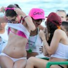 外人お姉さんが海や砂浜でおっぱいチラしてる画像を今晩のオカズにｗｗ[26枚]